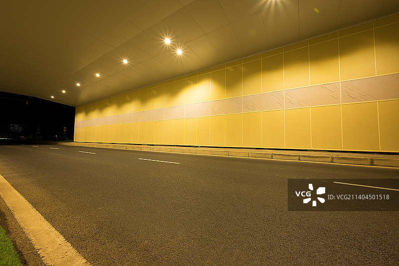 夜晚地下隧道,公路道路柏油路沥青路和墙体外立面汽车广告背景图图片素材