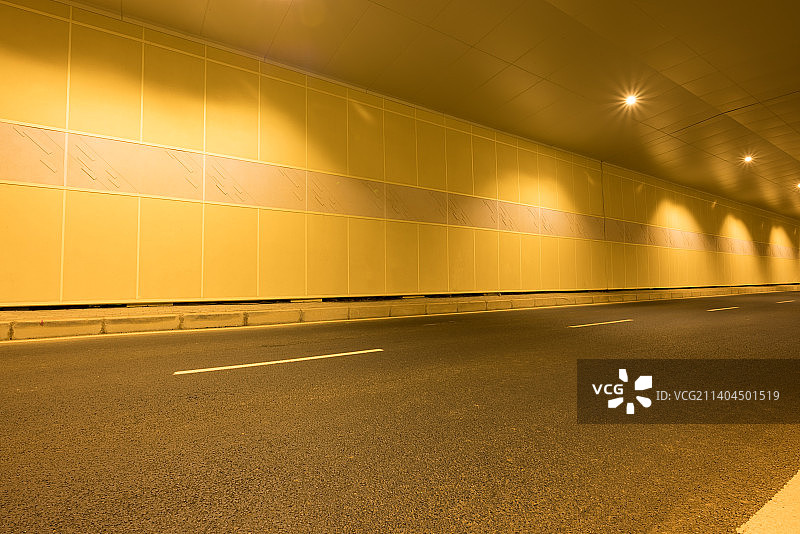 夜晚地下隧道,公路道路柏油路沥青路和墙体外立面汽车广告背景图图片素材