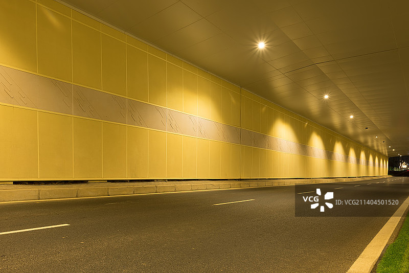 夜晚地下隧道,公路道路柏油路沥青路和墙体外立面汽车广告背景图图片素材