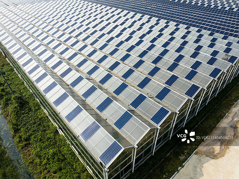 航拍现代蔬菜大棚与太阳能光伏发电站图片素材
