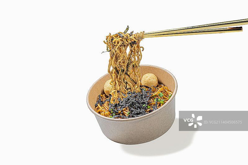 小吃 甜品 白底图 悬浮 牛肉 鸭肉 鸡肉 鸡肾 鹌鹑蛋 烤三文鱼皮 牛扒 炸酱面 车仔面 海草图片素材