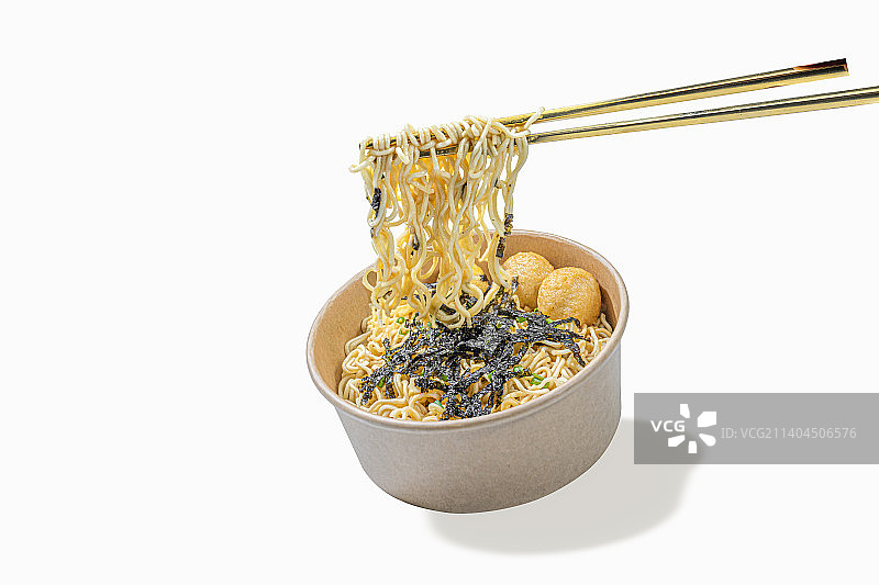 小吃 甜品 白底图 悬浮 牛肉 鸭肉 鸡肉 鸡肾 鹌鹑蛋 烤三文鱼皮 牛扒 炸酱面 车仔面 海草图片素材