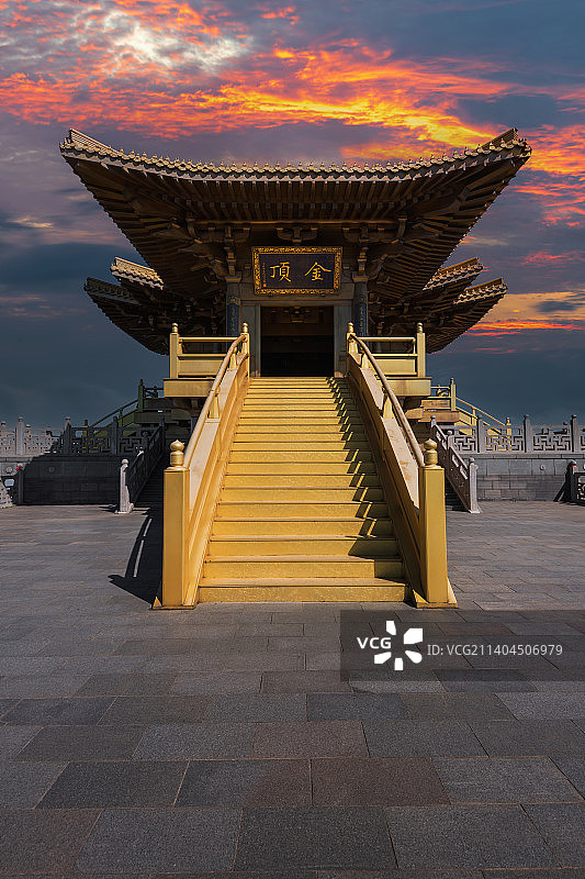 晚霞映照湖北随州大洪山金顶图片素材