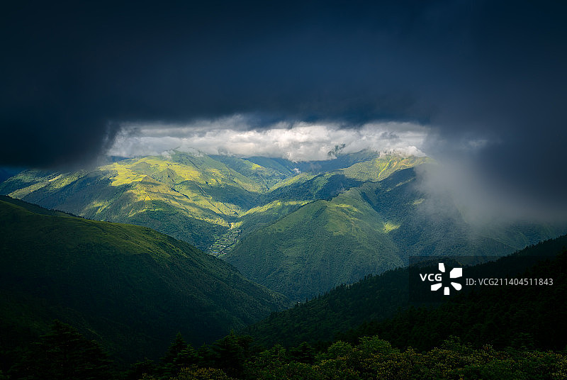 达瓦更扎云层下的大地图片素材