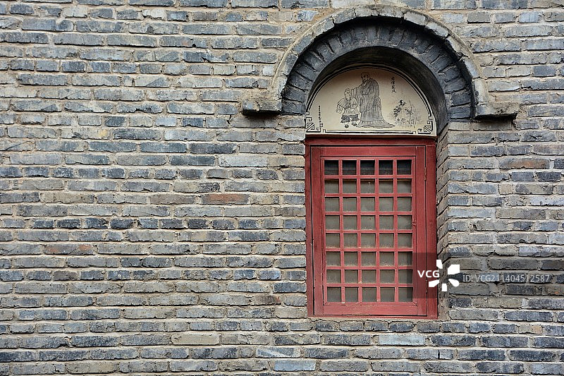 古老墙面上的红色木窗图片素材