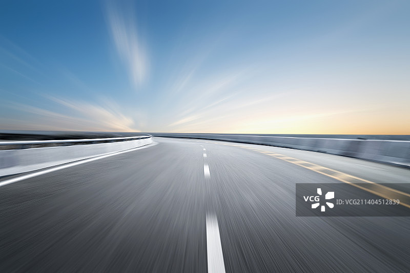 汽车广告背景图，高速公路和天空图片素材