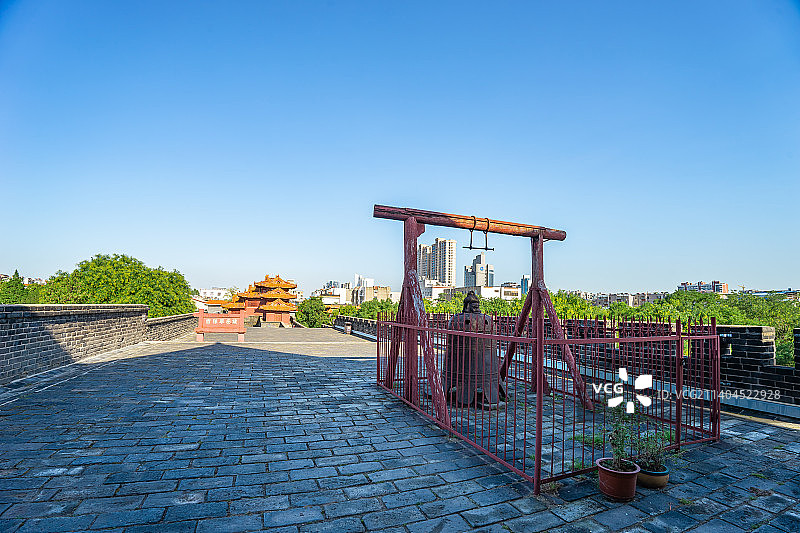中国山东泰安著名景点泰山旅行旅游，泰山第一行宫岱庙，城墙上的铸铁大钟，户外白昼无人图像摄影图片素材