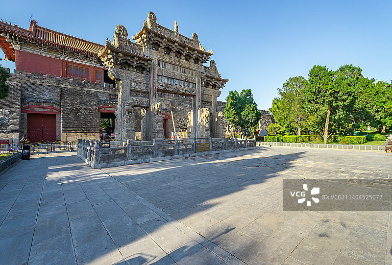 中国非都市风光拍摄主题，山东省泰安市国内著名景点泰山风景区，岱庙行宫城门门口的岱庙坊牌楼图片素材