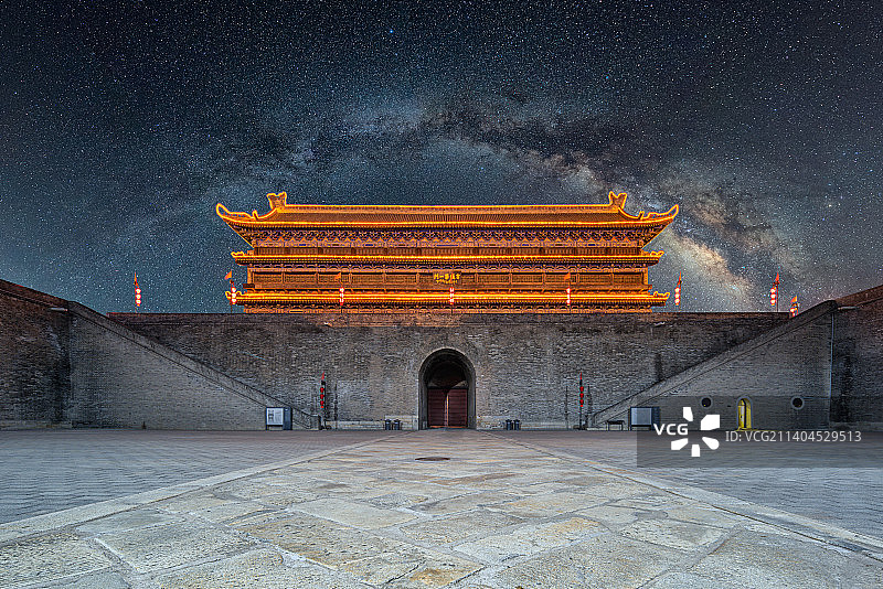 西安城墙安远门夜景与银河图片素材