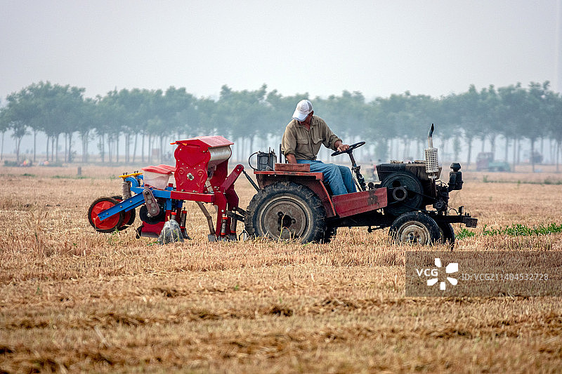 河南滑县：收割机播种秋粮玉米图片素材