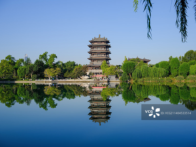 中国山东济南大明湖超然楼倒影图片素材