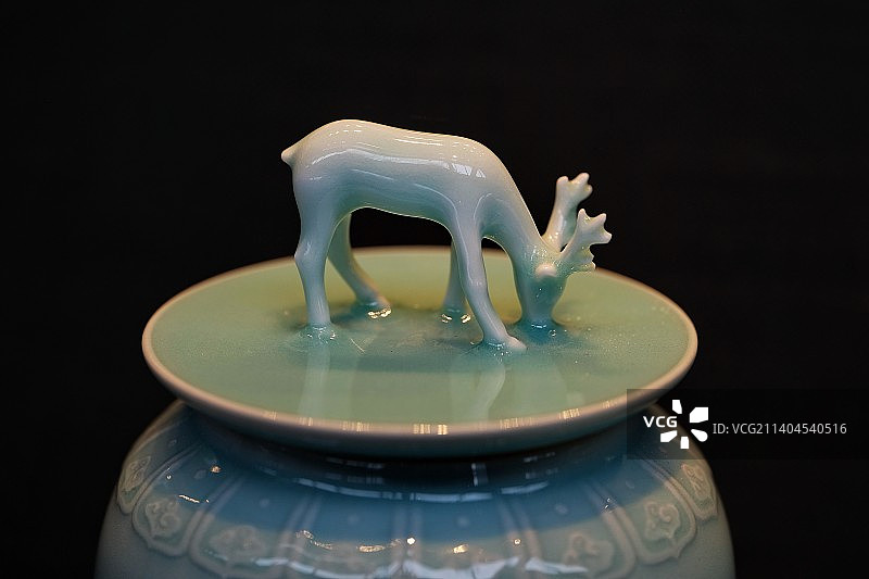 青瓷小鹿图片素材