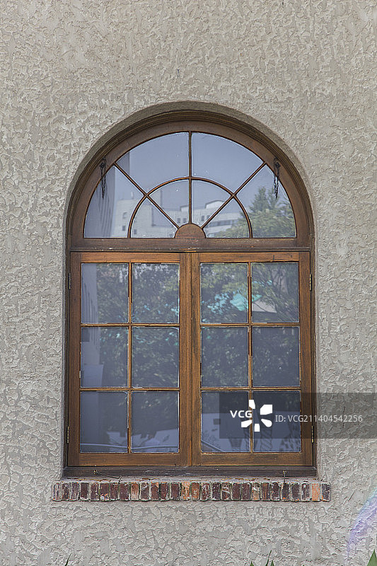 老别墅上的木窗户图片素材
