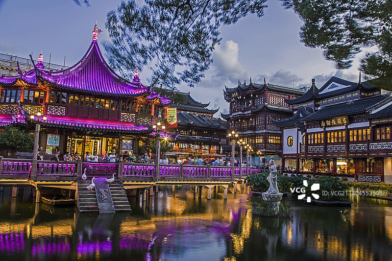 豫园古建筑九曲桥夜景图片素材