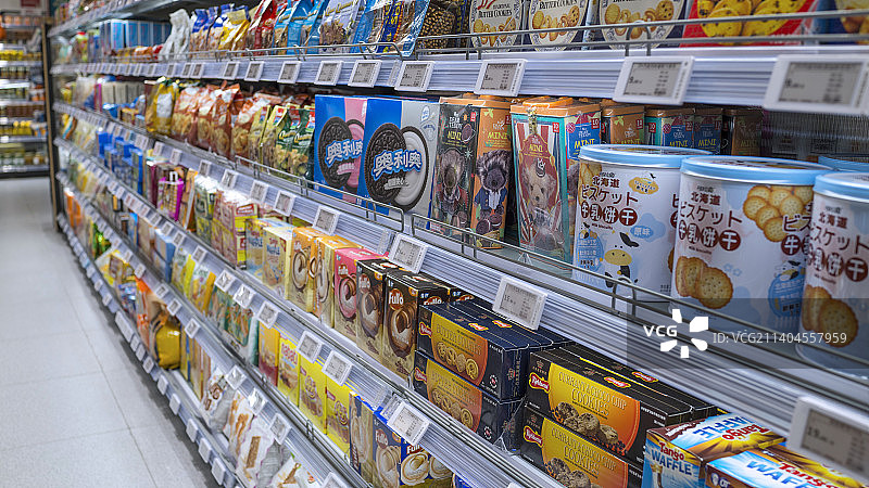 超市内景零食区图片素材