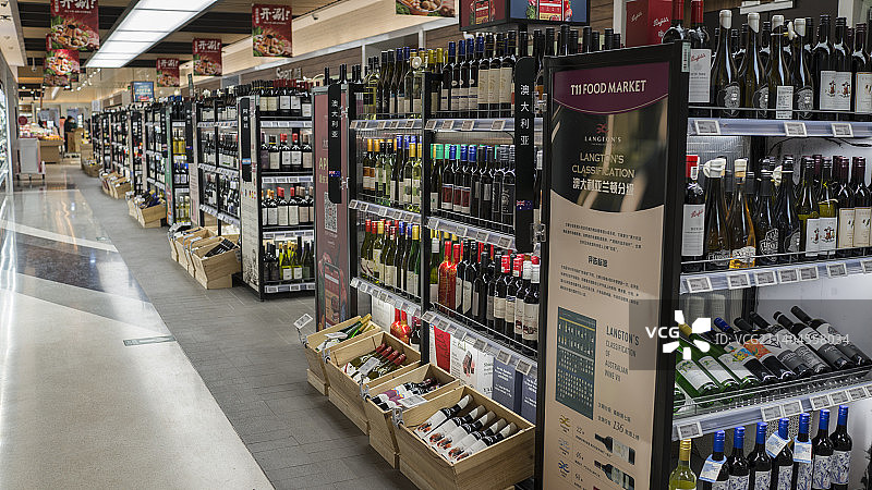 超市内景酒类红酒葡萄酒图片素材