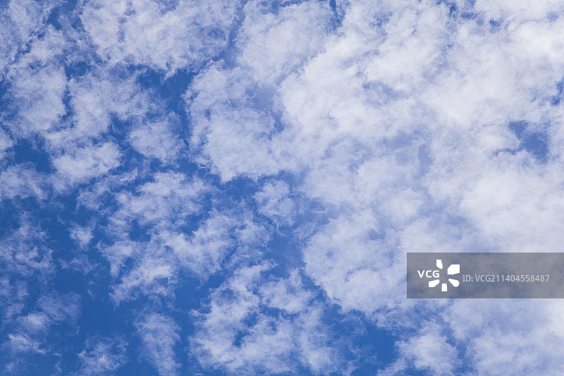 蓝天白云鱼鳞云图片素材