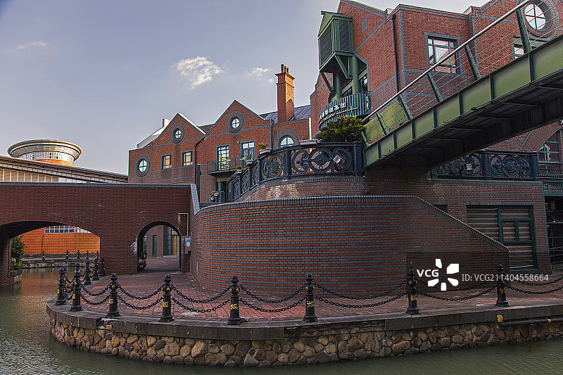 英式风情小镇红砖建筑与水道图片素材