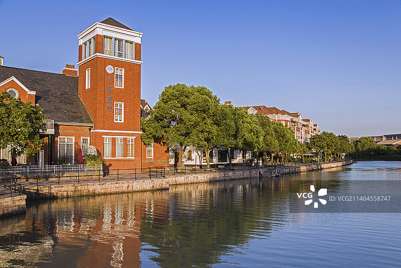 英式风情小镇红砖建筑与水道图片素材