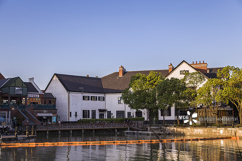 英式风情小镇红砖建筑与水道图片素材