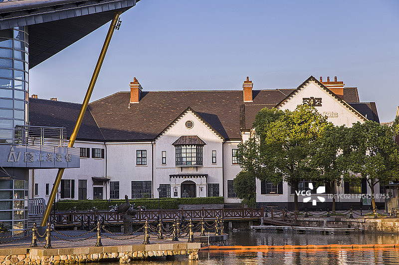 英式风情小镇红砖建筑与水道图片素材