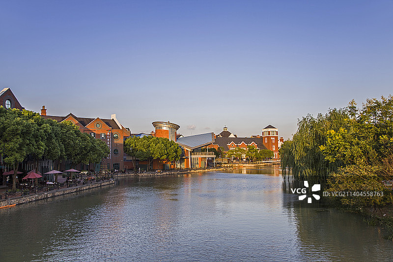 英式风情小镇红砖建筑与水道图片素材