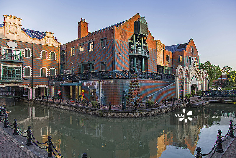 英式风情小镇红砖建筑与水道图片素材