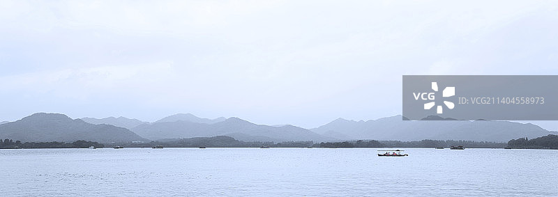 西湖远山,湖水,一叶扁舟图片素材