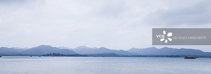 西湖远山,湖水,一叶扁舟图片素材