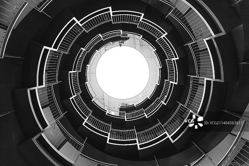 旋转楼梯仰拍图片素材