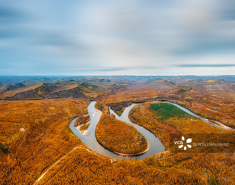 内蒙古呼伦贝尔市额尔古纳市莫尔道嘎国家森林公园白鹿岛景区秋季户外风光航拍图片素材