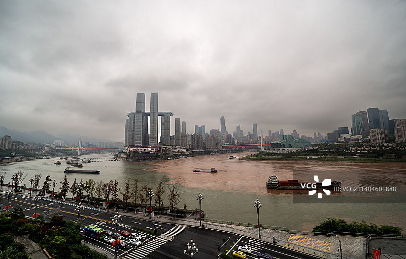 重庆长嘉汇看两江汇合货船穿梭图片素材