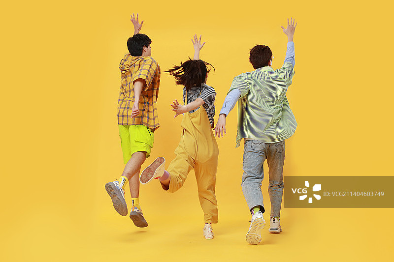 背对着镜头的男孩女孩图片素材