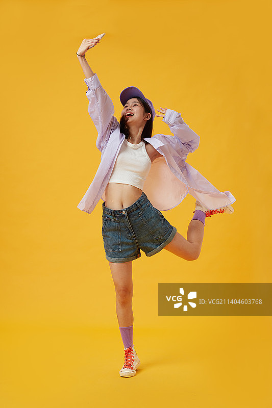 手拿手机兴高采烈的女孩图片素材