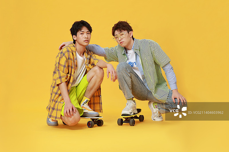 两个年轻的中国男孩图片素材