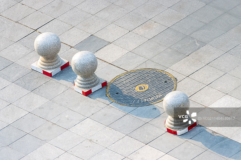 清晨朝阳中城市广场上的隔离墩图片素材