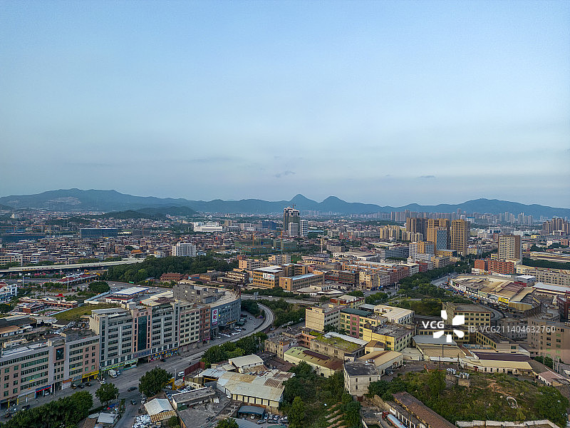 夕照中航拍的福建南安城市风光图片素材