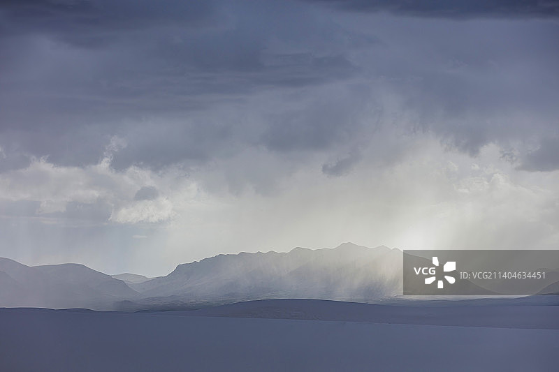 暴雨来临前的白色沙漠图片素材