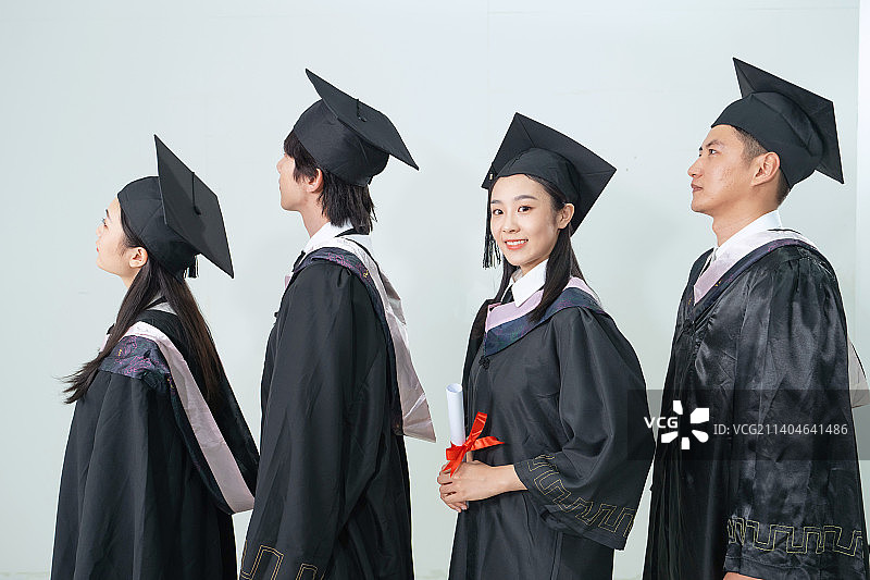 大学生排队参加毕业学位授予仪式图片素材
