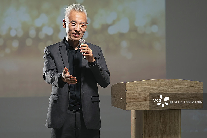 学校领导在典礼上致辞图片素材