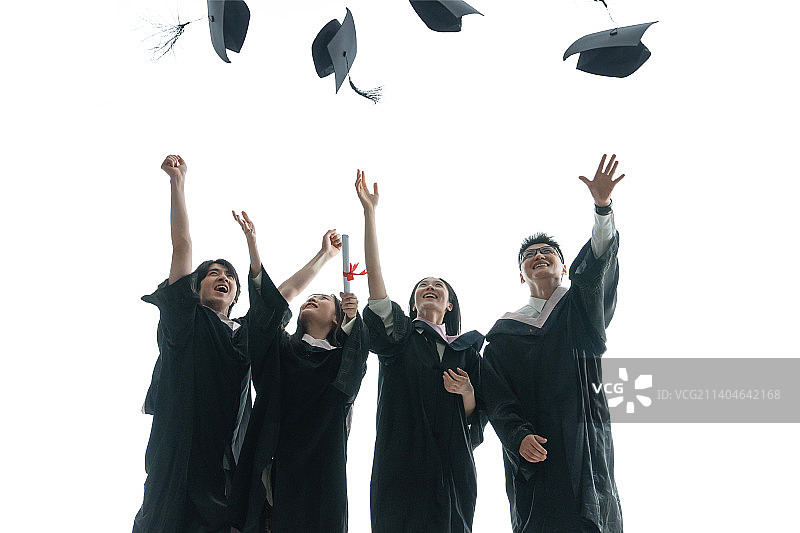 穿学士服的大学生欢呼庆祝毕业图片素材