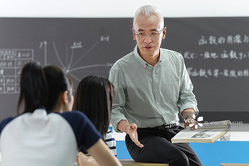 大学老师给学生们上课图片素材