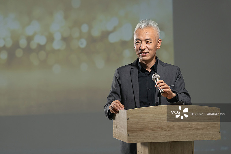 学校领导在典礼上致辞图片素材