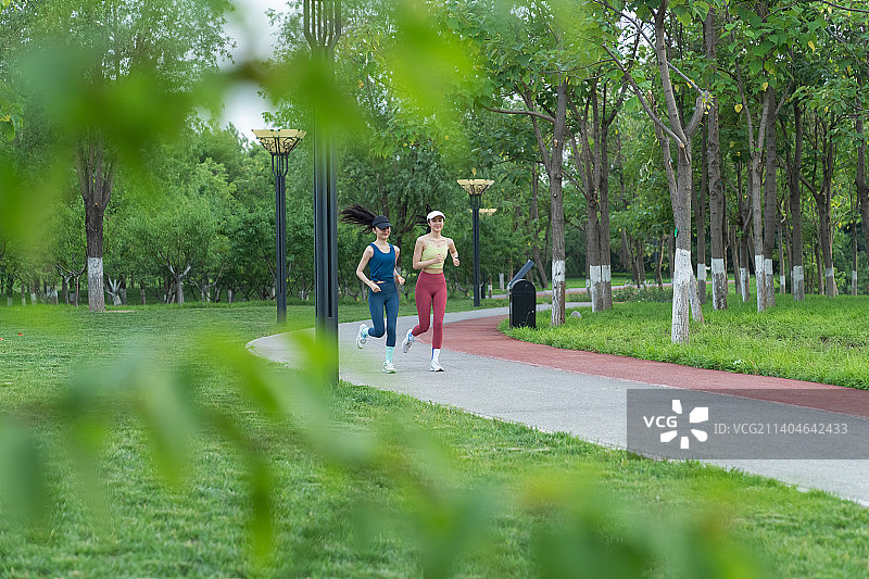 校园里跑步的女大学生图片素材