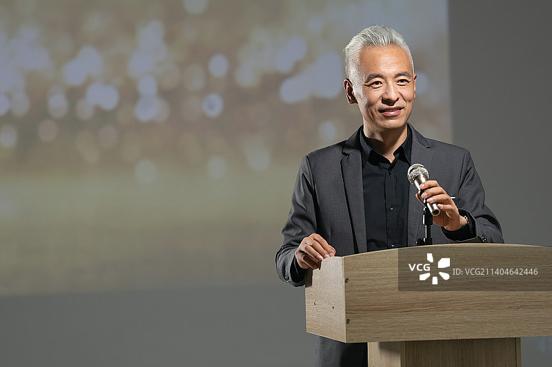 学校领导在典礼上致辞图片素材