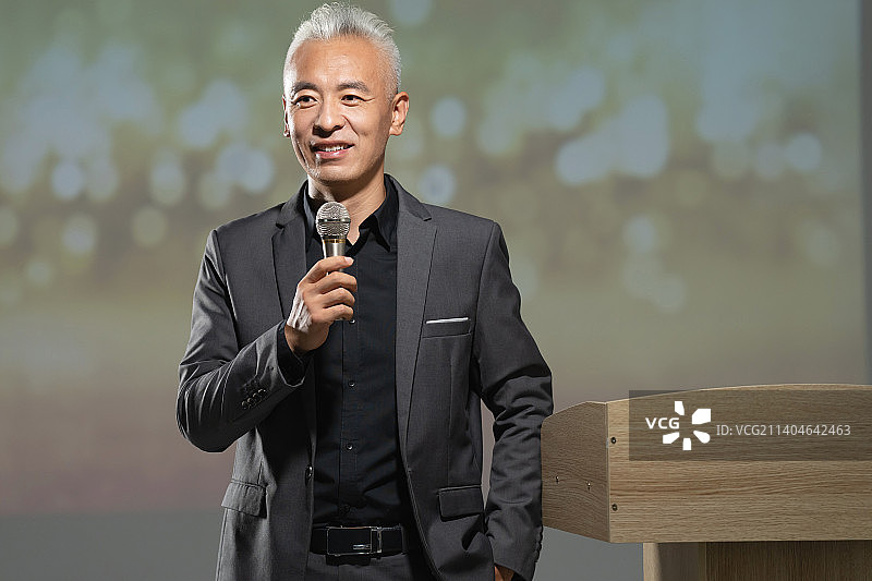 学校领导在典礼上致辞图片素材