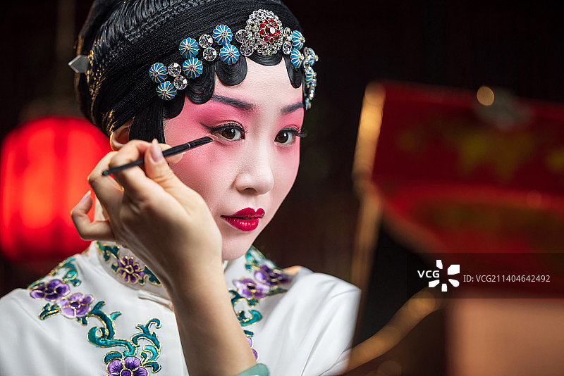 京剧女演员对着镜子化妆图片素材