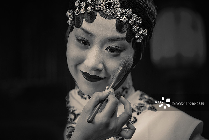 京剧女演员对着镜子化妆图片素材