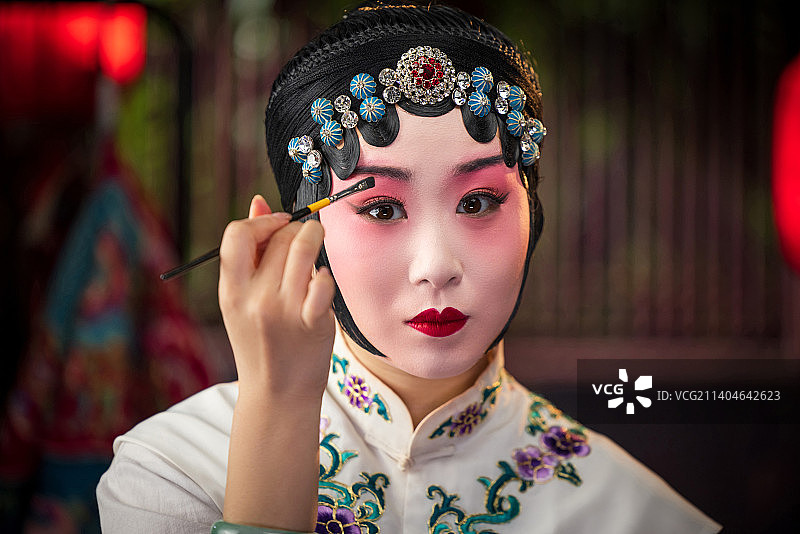 京剧女演员对着镜子化妆图片素材