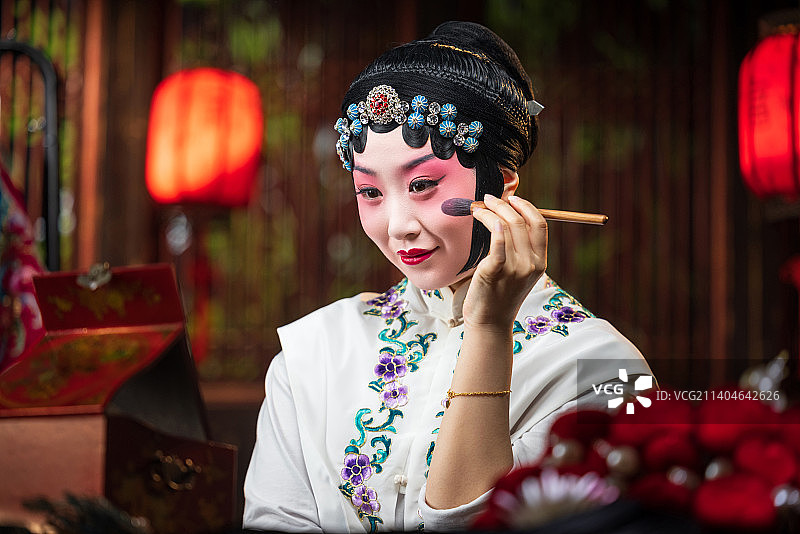 京剧女演员对着镜子化妆图片素材